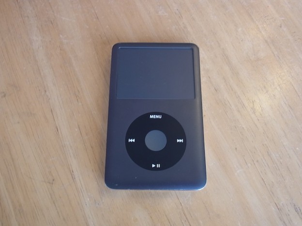 ipod classicHDD同期不良/イヤホンMMCX化/任天堂3DS修理　秋葉原のお客様