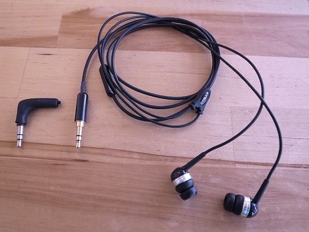 福岡のお客様よりイヤホンの宅配修理がありました。