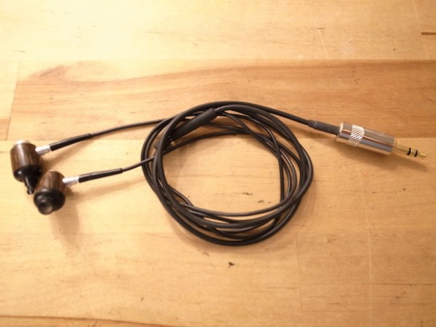 名古屋のお客様よりイヤホンの宅配修理がありました。