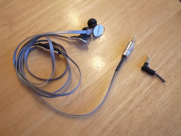 横浜のお客様よりイヤホンの宅配修理がありました。