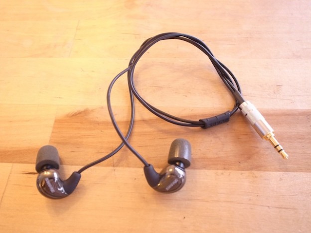 神戸のお客様よりイヤホンの宅配修理がありました。