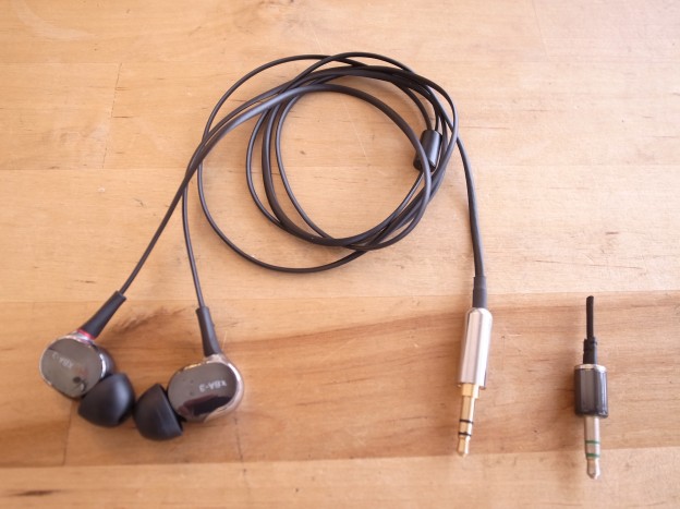 秋葉原のお客様からソニーのイヤホン修理での来店がありました。