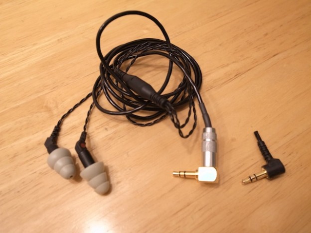 川崎のお客様よりイヤホンの宅配修理がありました。