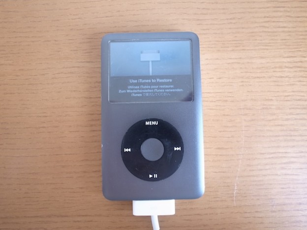 八王子のお客様よりipod classicの宅配修理がありました。