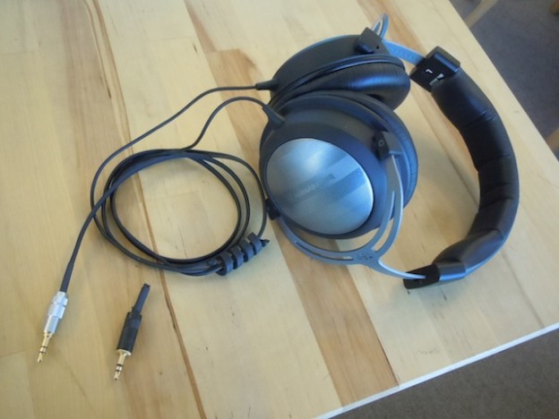 渋谷のお客様よりヘッドホン/イヤホンの修理がありました。